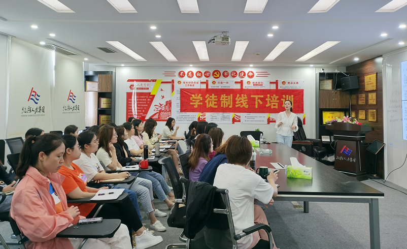 学员认真听课.png