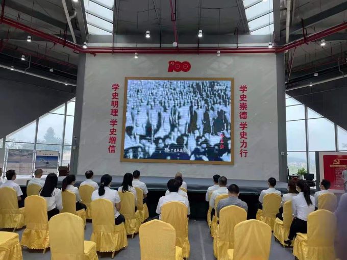 观看红色教育相关视频.jpg